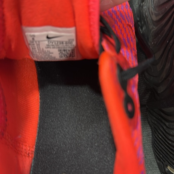 NWOT NIKE walking/running shoes. Very comfy & padded with great traction. - Picture 5 of 7